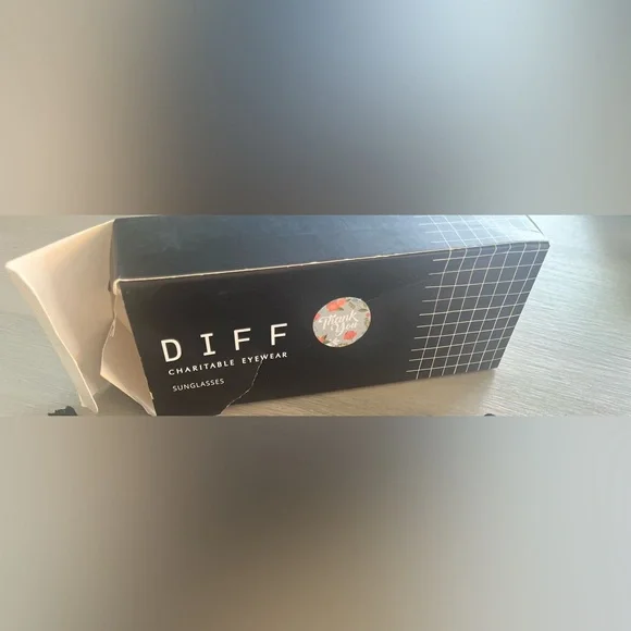 DIFF Eyewear Becky II Cream Tortoise Grey Polarized Sunglasses - Picture 11 of 15